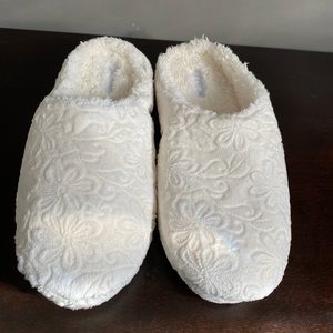 New, never worn Women’s Slippers by Dearfoams sz Lg 8-9